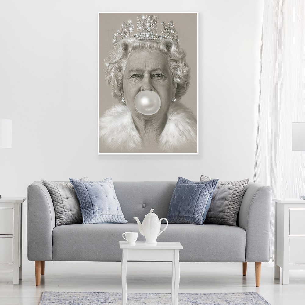 Quadro Decorativo Rainha Elizabeth Chiclete dando um destaque na sala de estar.