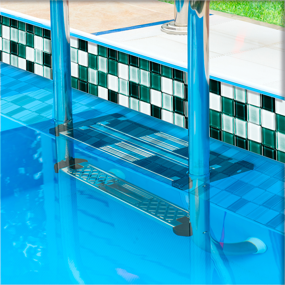 A Faixa de Piscina Verde Esmeralda mostrando toda seu estilo e elegância na hora de decorar as bordas da sua piscina.