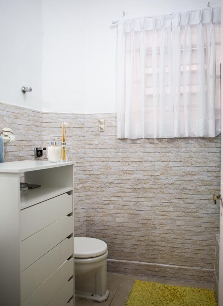 Papel de Parede Pedra, papel de parede adesivo, Defacile, pedra, Banheiro da digital influencer Naiumi Goldoni 