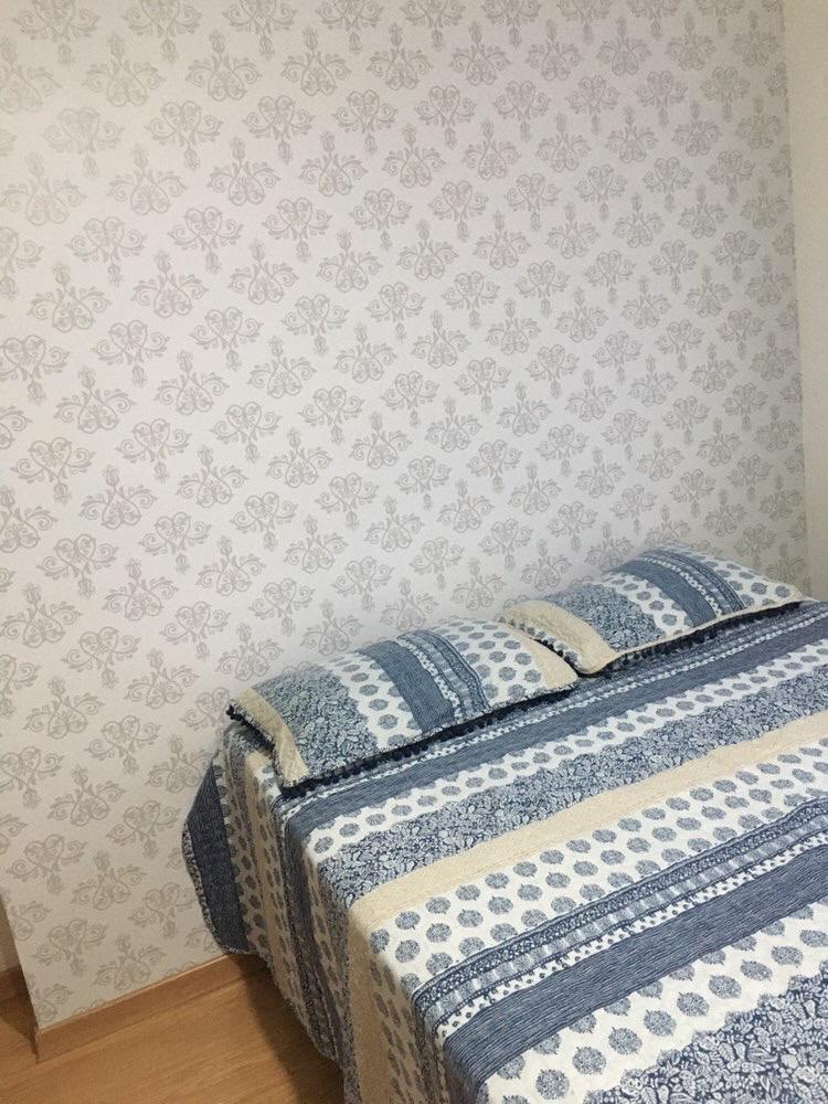 Papel De Parede Vintage Branco E Cinza Arabesco Delicado  aplicado em uma parede de destaque do quarto.