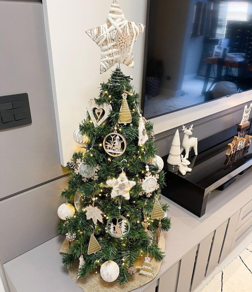 Árvore de Natal decorada com objetos em cores neutras.